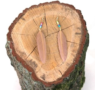 PENDIENTES ESTILO IBIZA CON PLUMA BEIGE (1 ud)